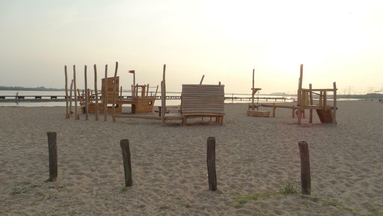 Beach Hotel Oostvoorne Exterior photo